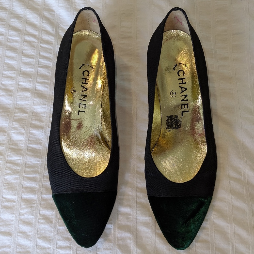 CHANEL black with green velvet toe